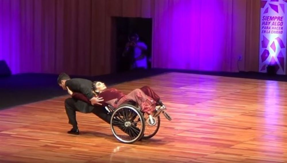 Imagen de La bailarina en silla de ruedas que desafía el mundo del tango