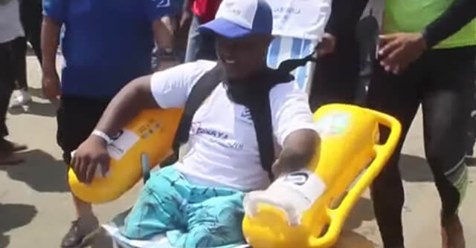 Imagen de Gracias a una silla anfibia, personas con discapacidad pueden ingresar al mar de Cartagena