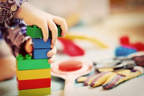 Imagen de Alumnos de la UNAM crean juguetes que ayudan a niños con discapacidad
